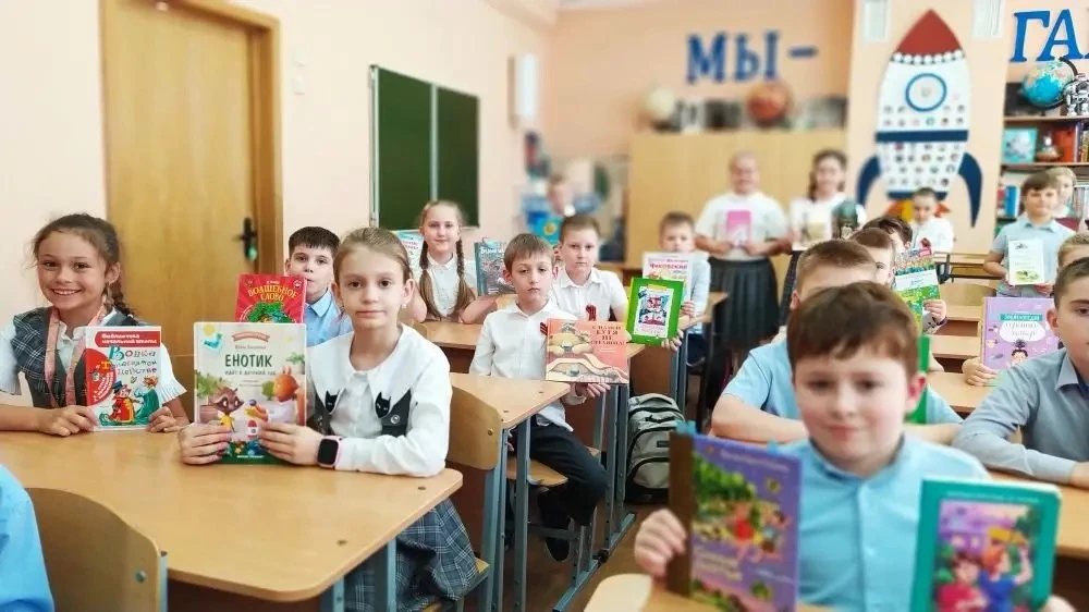 📚 В фокусе внимания — книга и театр!  Сегодня учащиеся 2А класса, юные гагаринцы, под руководством с