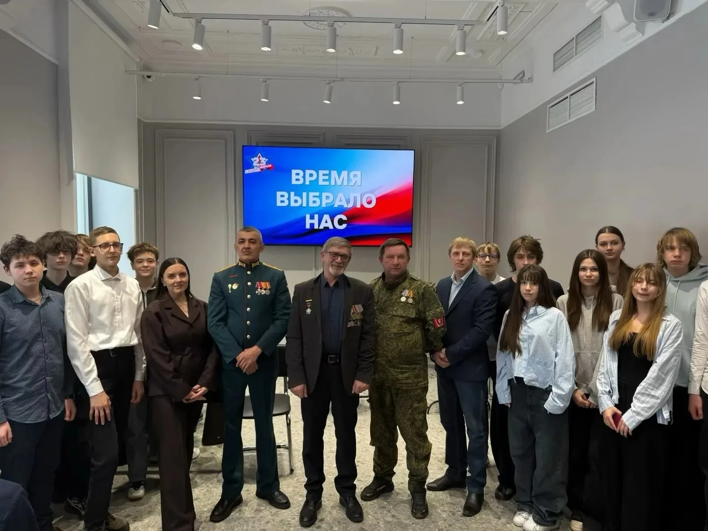 Сегодня обучающиеся 9 в класса посетили встречу с ветеранами и участниками боевых действий в Чечне, 