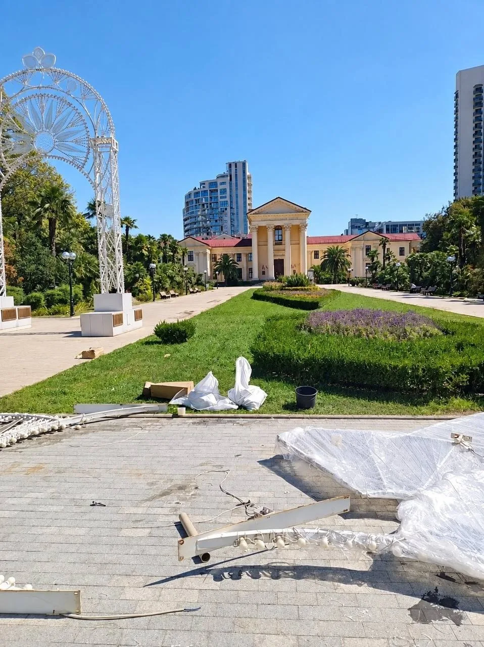 🧱 В Сочи начали убирать светящиеся арки на площади Искусств