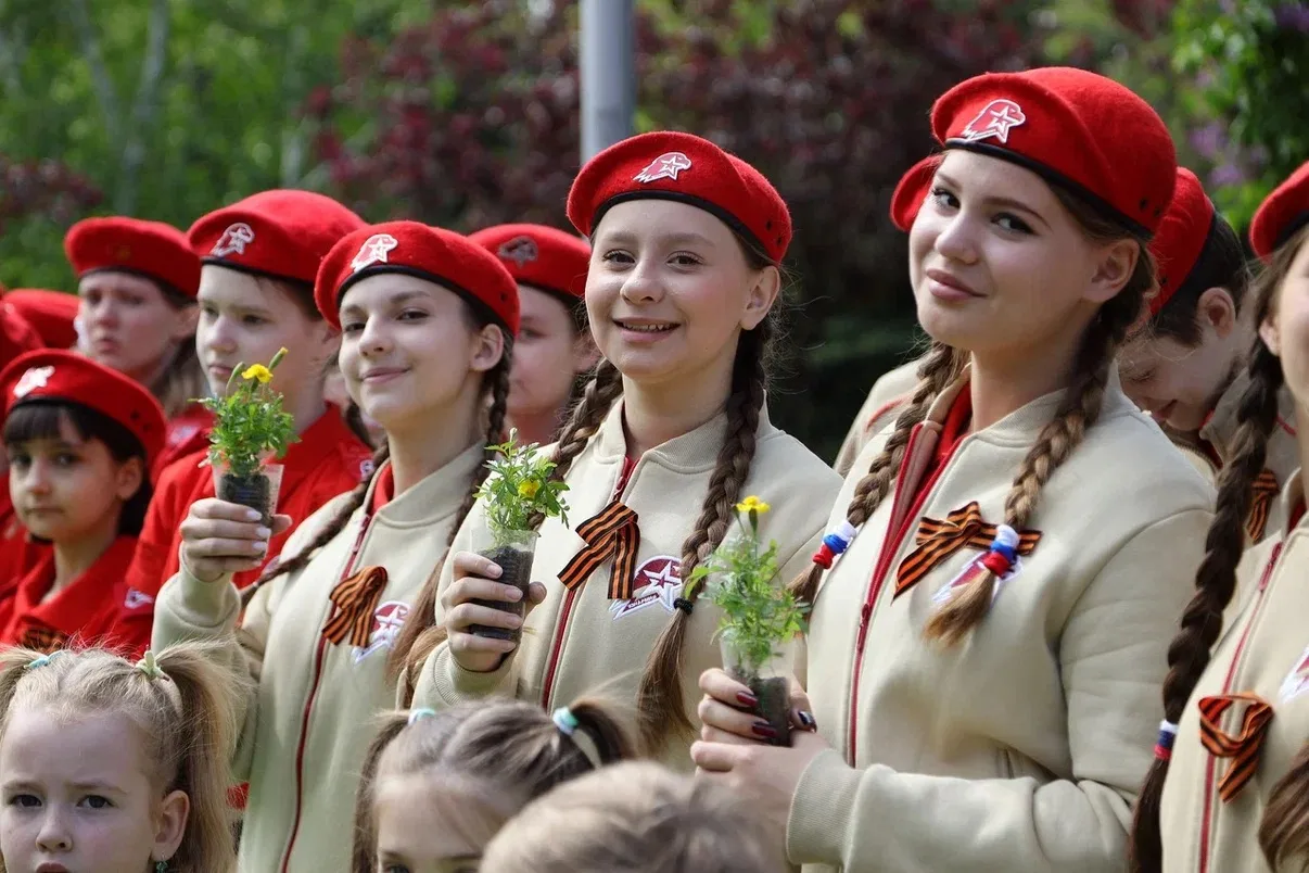🌺 Цветы Победы: память, которую мы растим своими руками  Сегодня в сквере имени Саши Филиппова  наши
