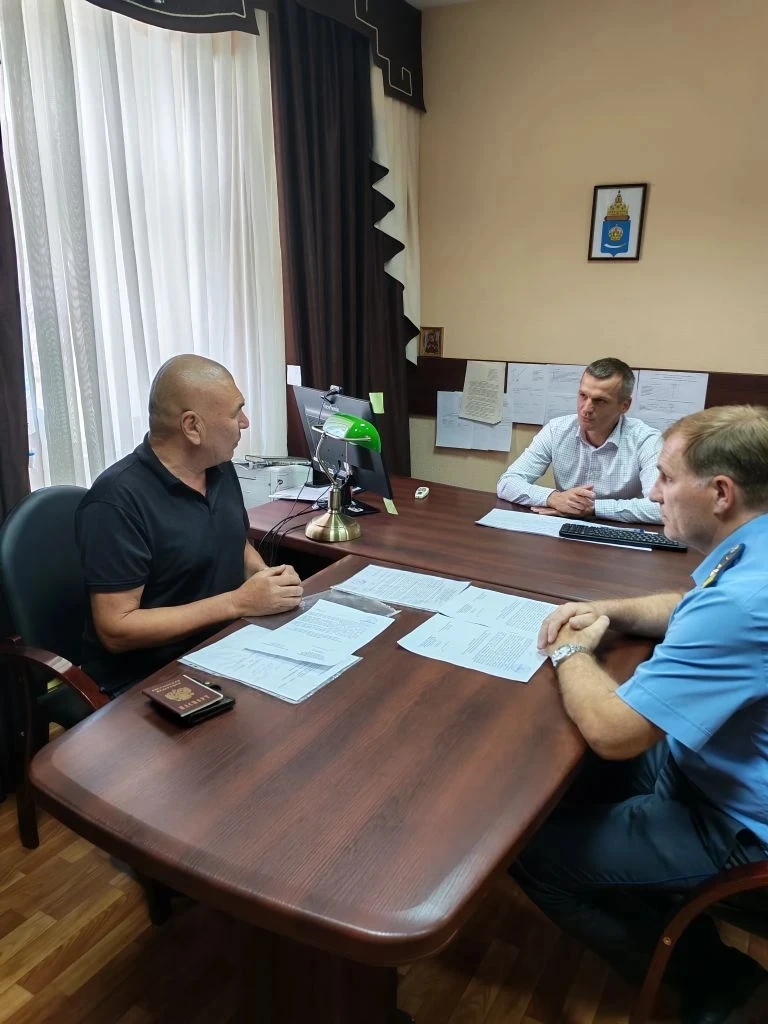 В общерегиональный день приема граждан к руководителю службы и ее сотрудникам обратилис...