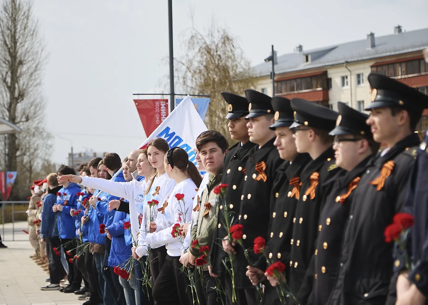 Курсанты и иностранные слушатели ИМРФ совместно с ветеранами, представителями молодёжных организаций