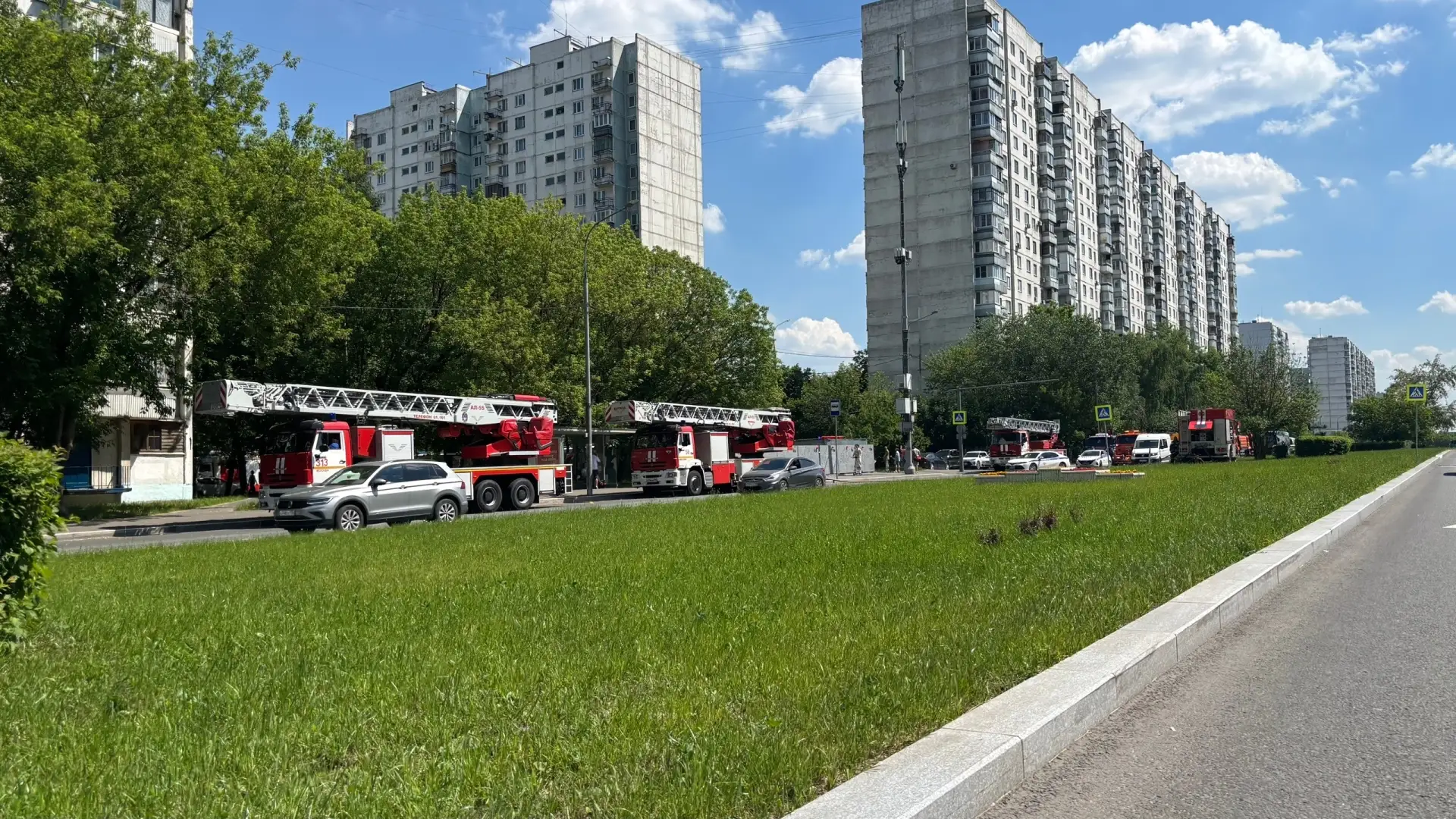 Сегодня со всей Москвы к нашим огнеборцам на подмогу съехались их коллеги. Пожар был оч...