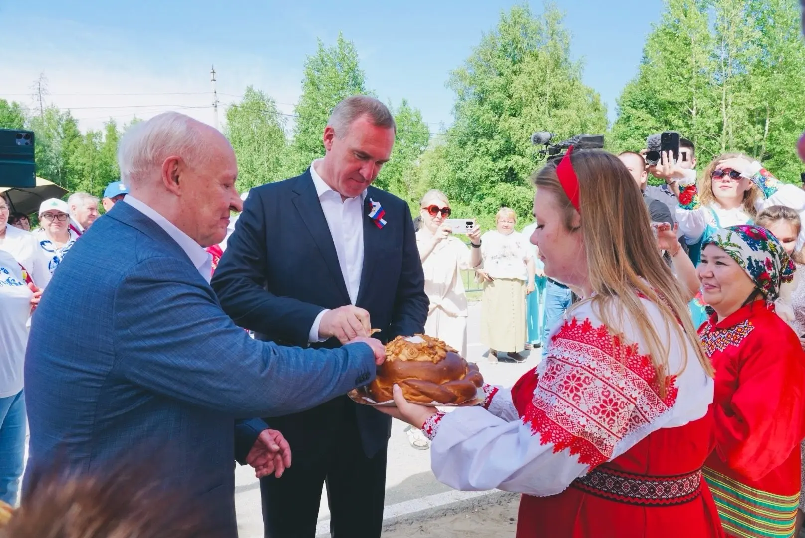 Хлебом, солью и национальными блюдами угощали губернатора Югры в деревне Вата добрые со...