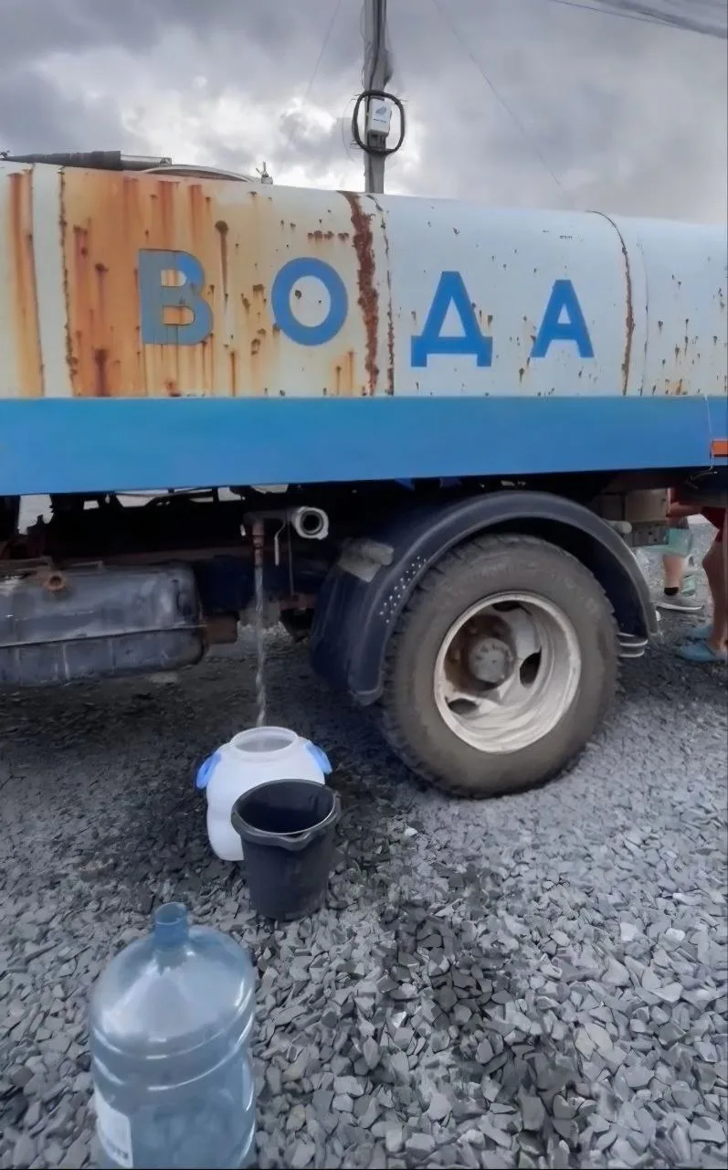 Жители Красного Крыма сидят без воды уже шестой день.