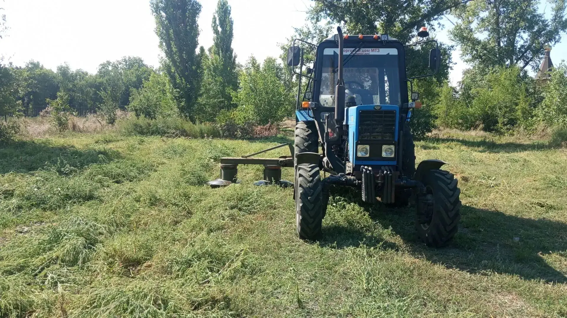 Ведутся работы по покосу сорной растительности на базе трактора