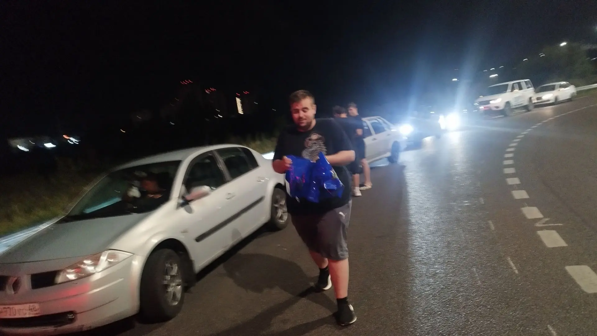 В городе продолжаются перебои с топливом — на АЗС выстраиваются длинные очереди, люди в...