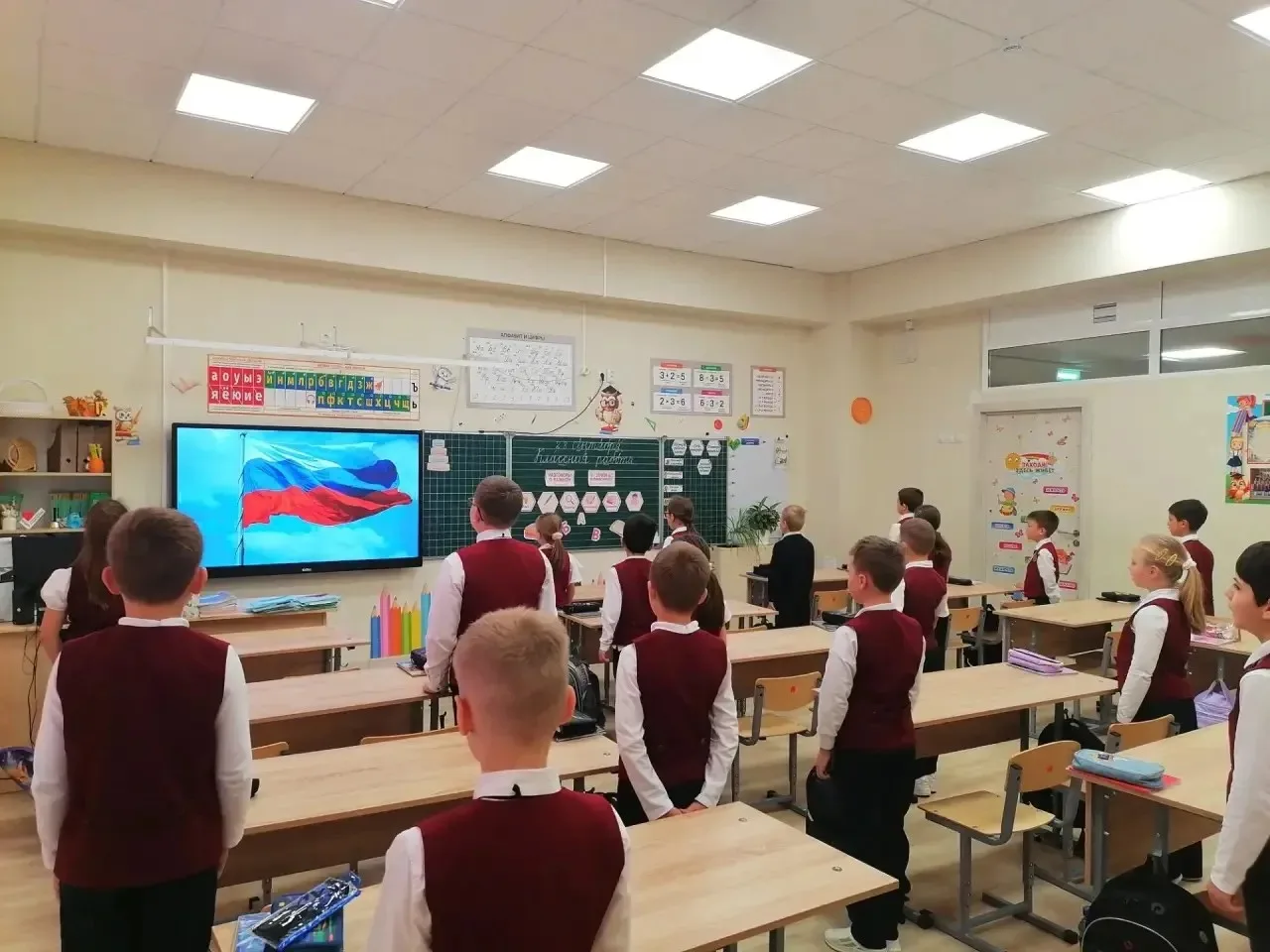 🇷🇺 ТРАДИЦИОННОЕ ПОДНЯТИЕ ФЛАГА И «РАЗГОВОРЫ О ВАЖНОМ»