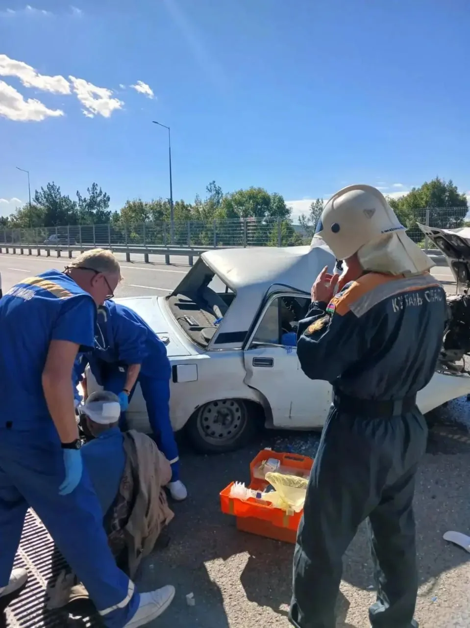Спасатели Геленджика помогли водителю после аварии на трассе М-4 «Дон»