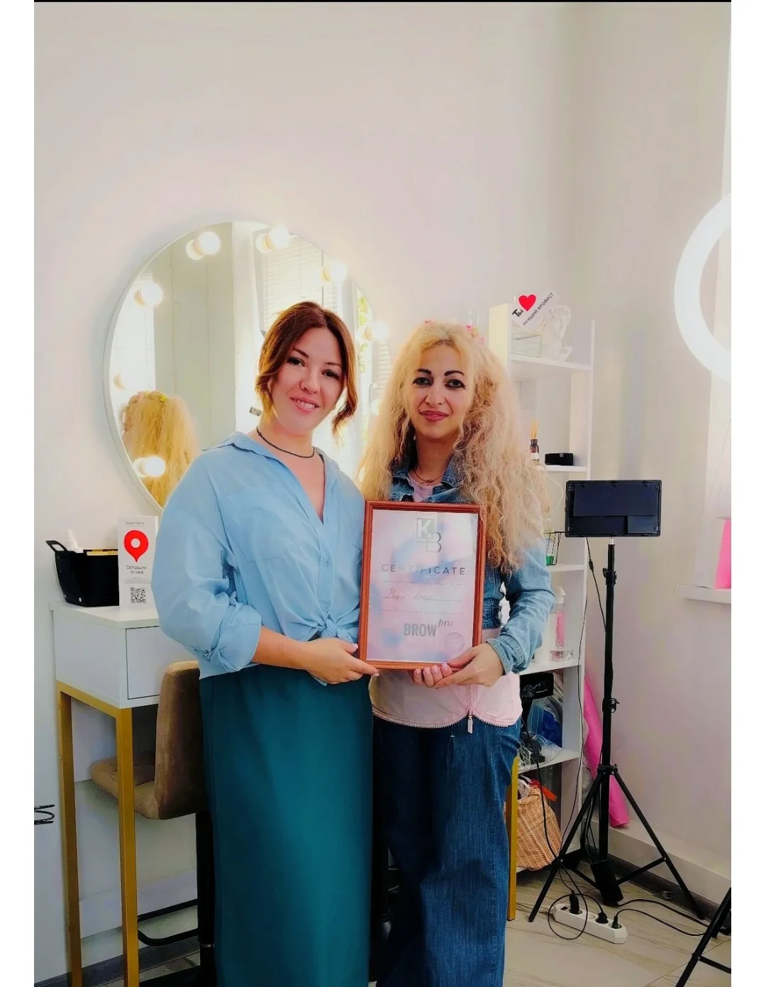 И конечно ваш визажист- бровист 😃.