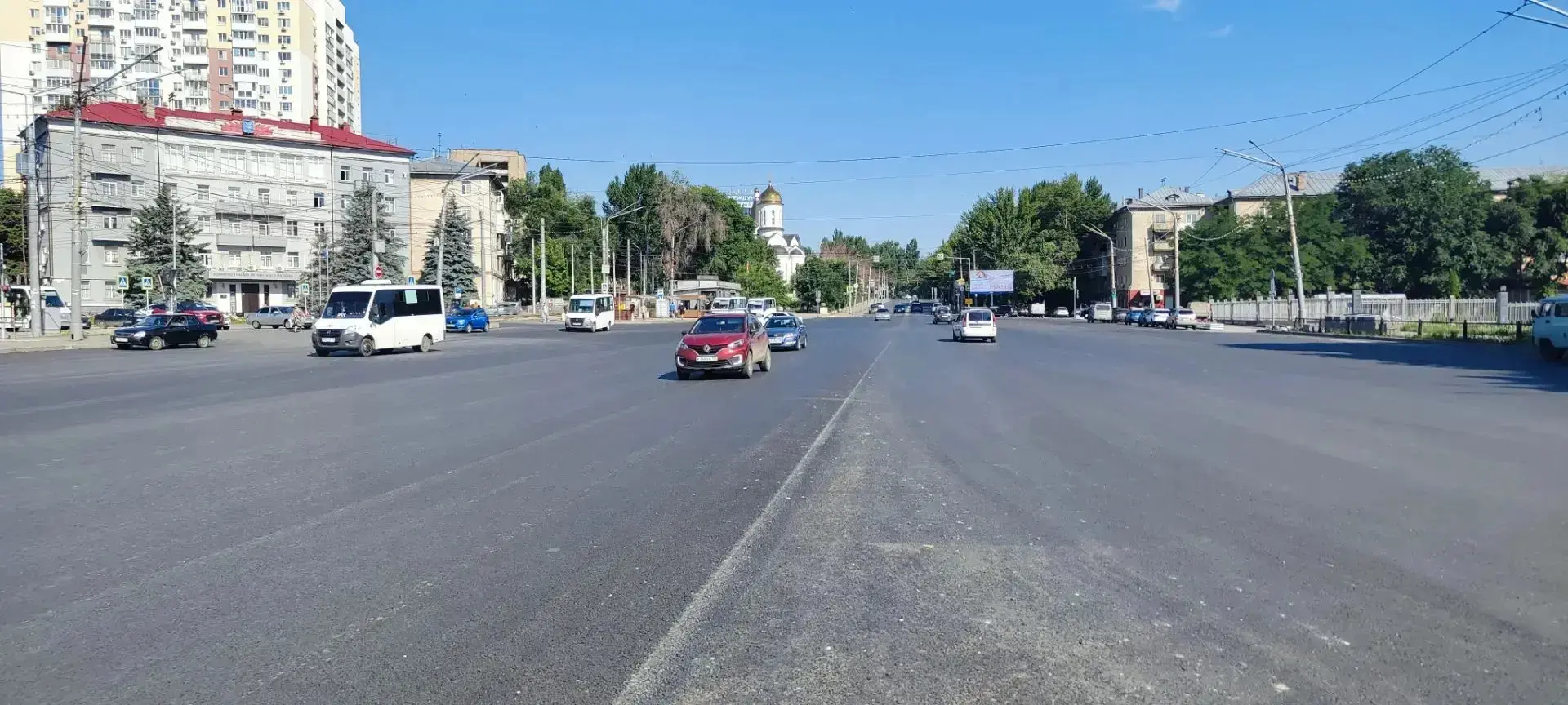 В Саратове завершается ремонт дороги на площади имени В.И. Ленина
 
Это участок одного из транзитных