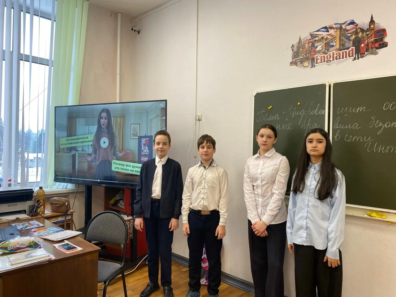 Новая учебная неделя в нашей школе традиционно началась с торжественной линейки и внеурочного заняти