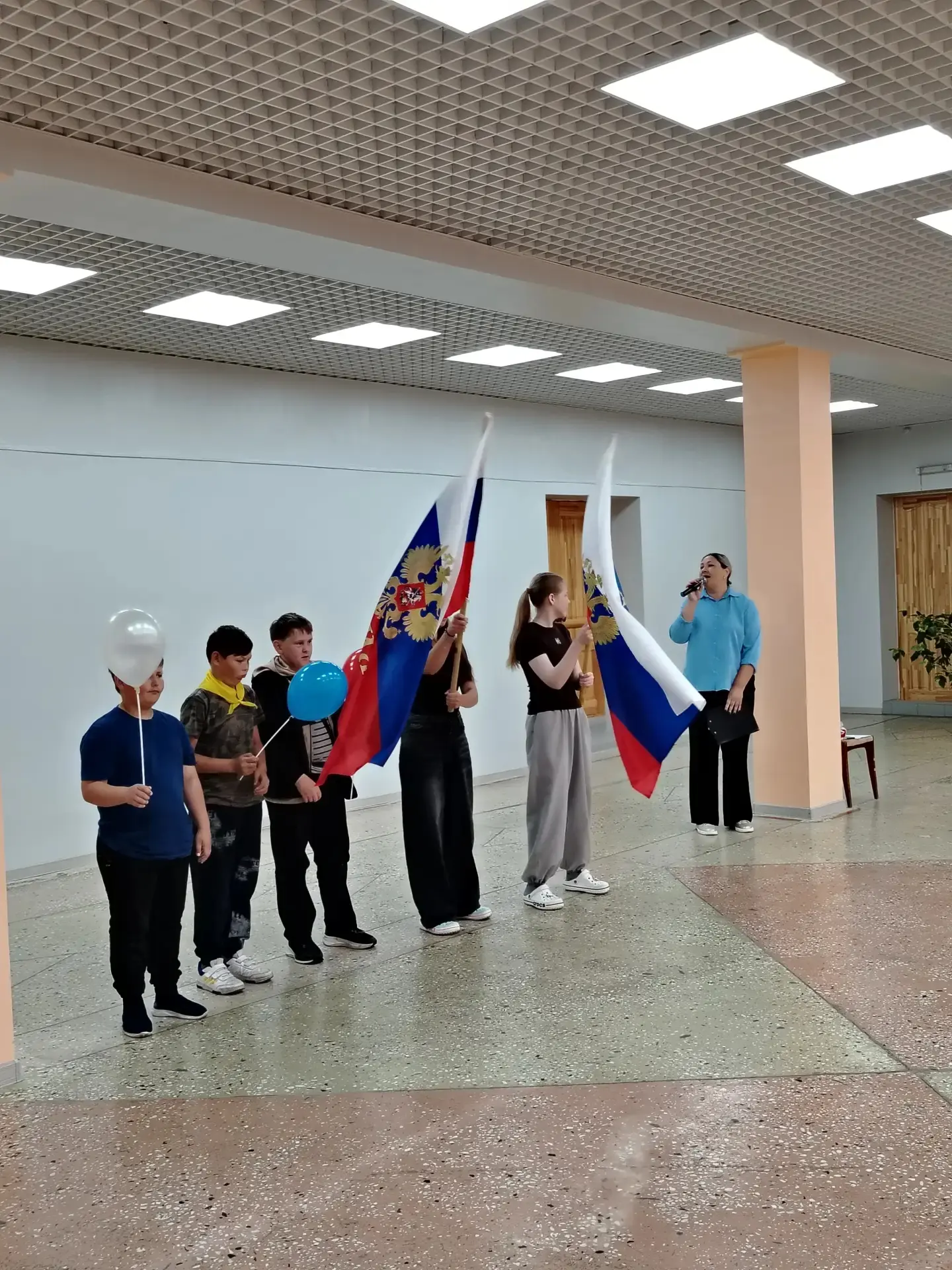 🎉 В преддверии Дня России наши сотрудники провели тёплую встречу с детьми! 🎈

В такой значимый для