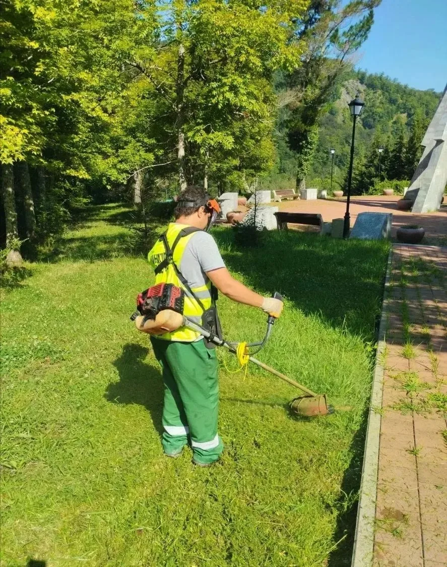 🧹 Продолжаем рассказывать о работах, которые делают наш город комфортнее. На связи - Лазаревский ра