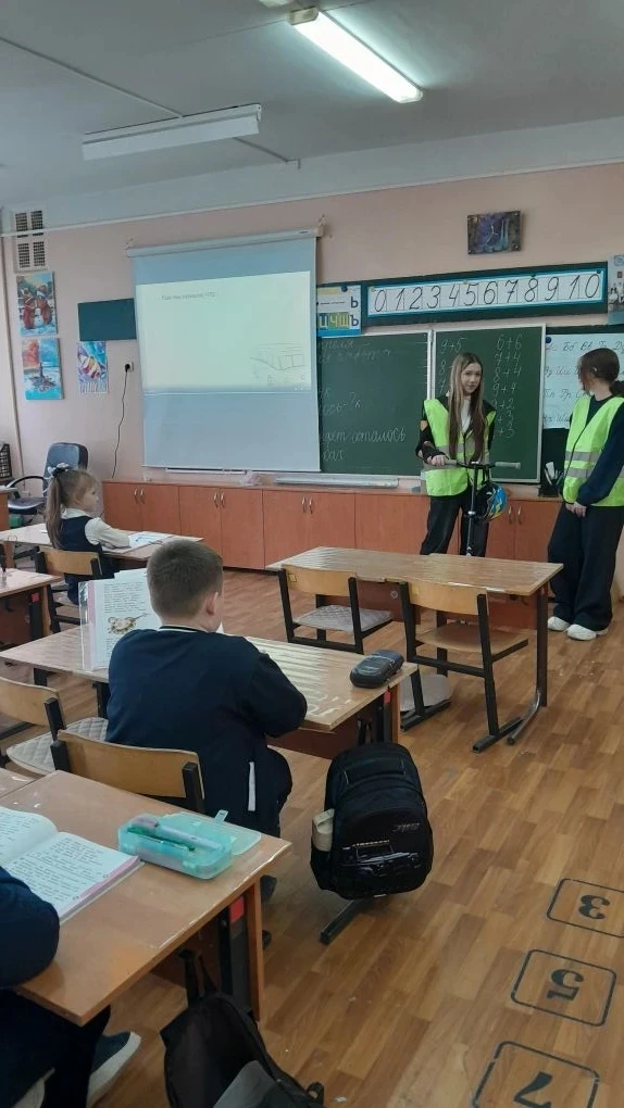 Отряд ЮИД провёл для детей акцию «СИМ»  🛴рассказали о правилах катания на самокатах и защитной экипи