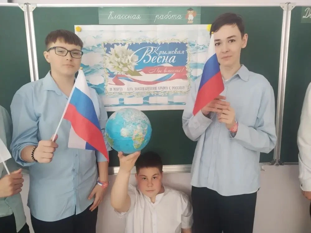 Сегодня в 7В прошёл тёплый и светлый урок «Крымская весна» 🌷☀️ — приуроченный к воссое...