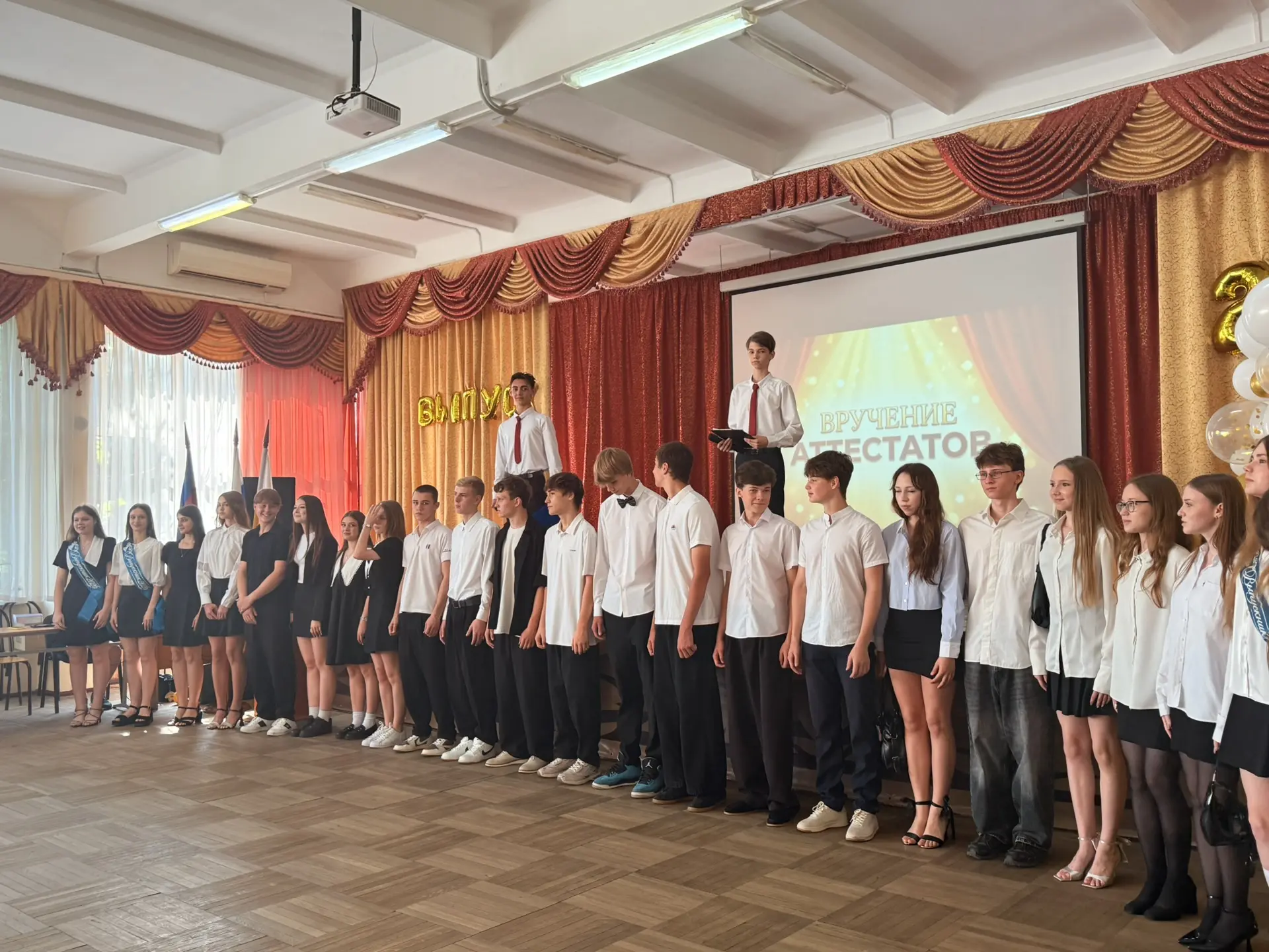 🎉 Важное событие: наши девятиклассники получили аттестаты! 🎉
