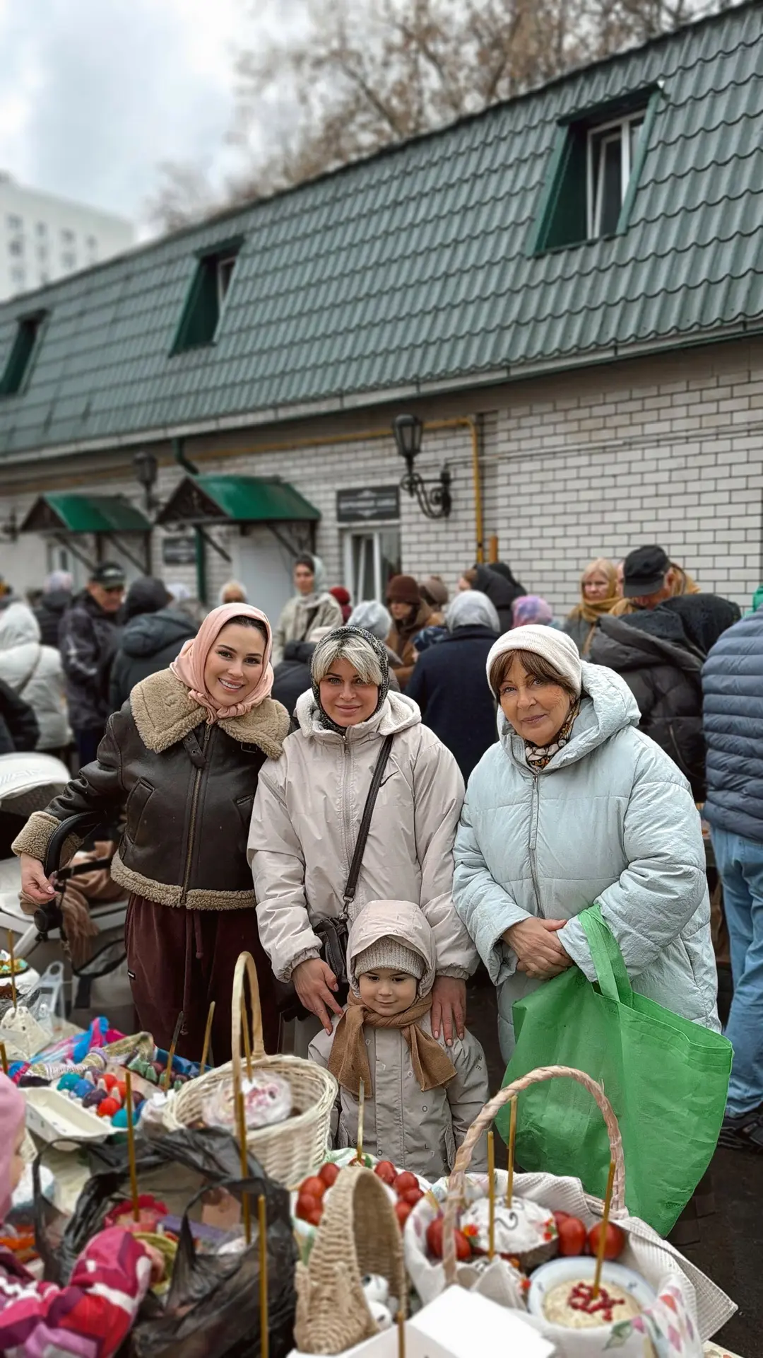 Вот наши куличи и яйца в этом году.
Не было времени кексы мои любимые делать) зато яйца покрасили с 