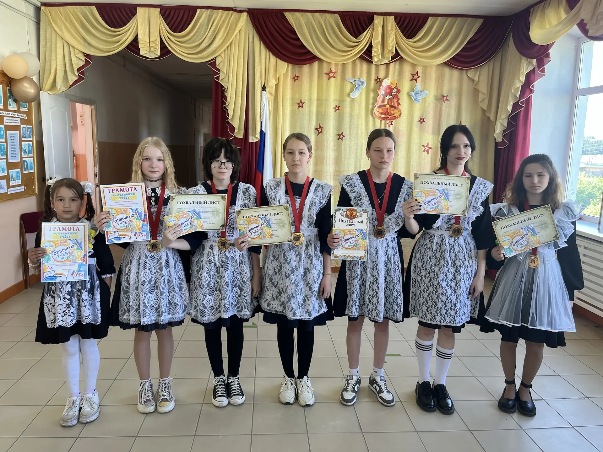 🎓 На итоговой линейке чествовали отличников!