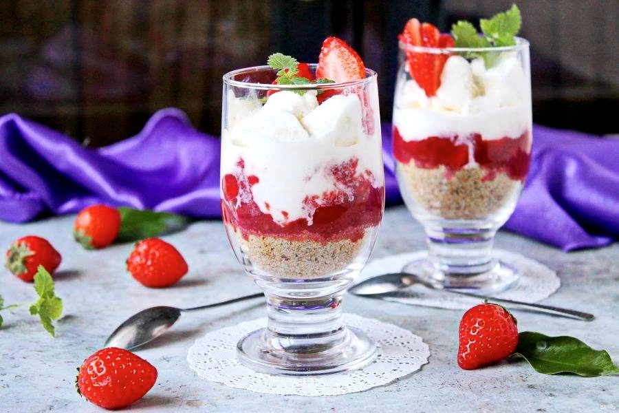 Десерт из МОРОЖЕНОГО с КЛУБНИКОЙ🍓