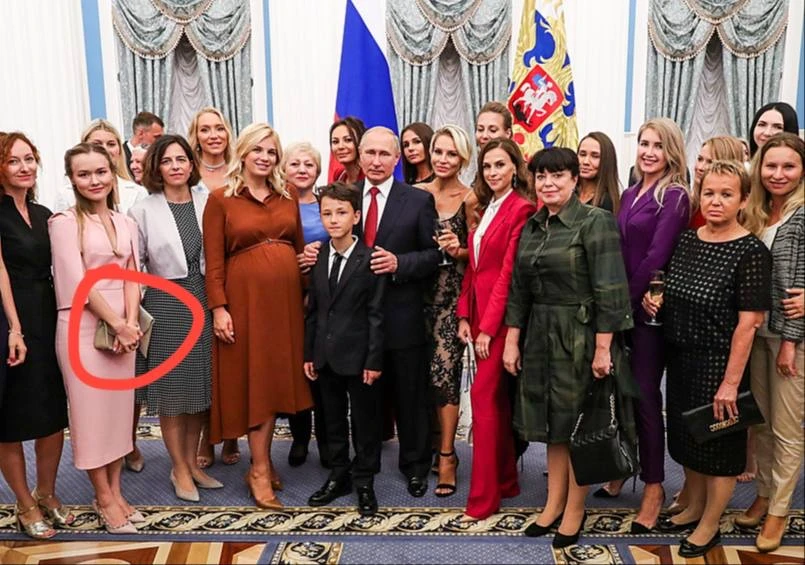🎭 Скрещенные руки внизу перед собой