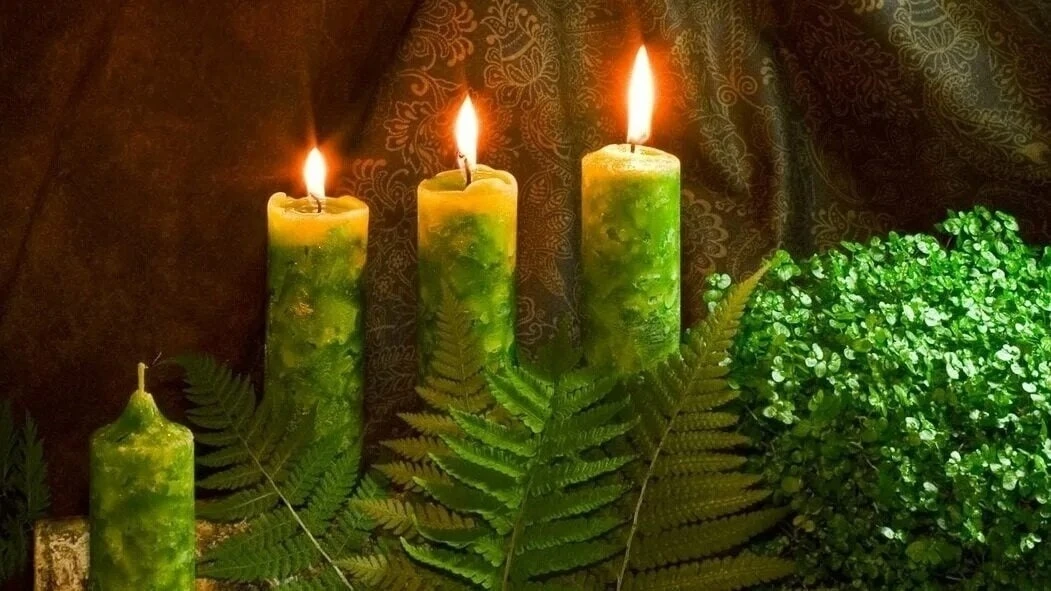 ЗЕЛЁНАЯ СВЕЧА ДЛЯ ПРИВЛЕЧЕНИЕ ДОСТАТКА, УСПЕХА ИЗОБИЛИЯ🕯️💰  Свечу зелёного цвета зажигают и ставят п