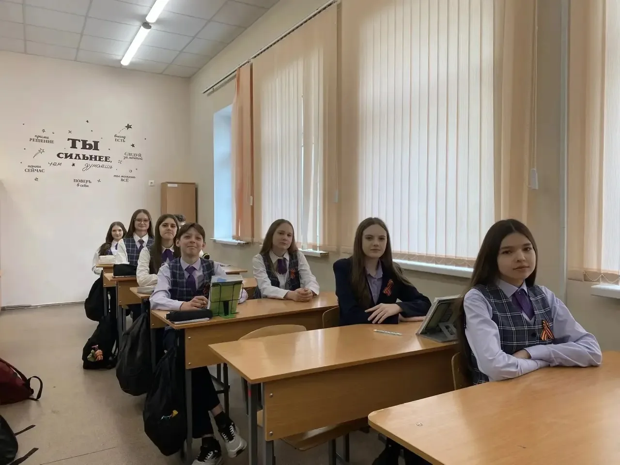 🕊️ Чëрно-оранжевый цвет — это не просто дизайн. Это история, написанная огнём и дымом сражений.  Сег
