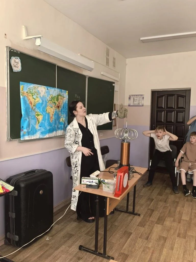 🎉 Учебный год в 3 «Г» завершился ярко — с мастер‑классом по физике! 🎉    Вчера наш 3 «Г» класс поста