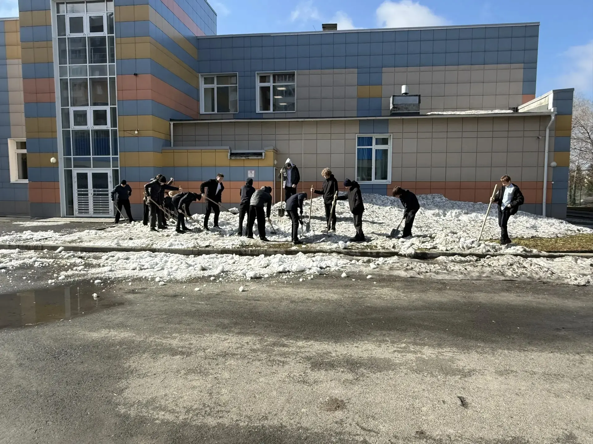✅Начало всероссийскому субботнику положенно, стараемся побыстрее очистить школьный двор от снега. Се