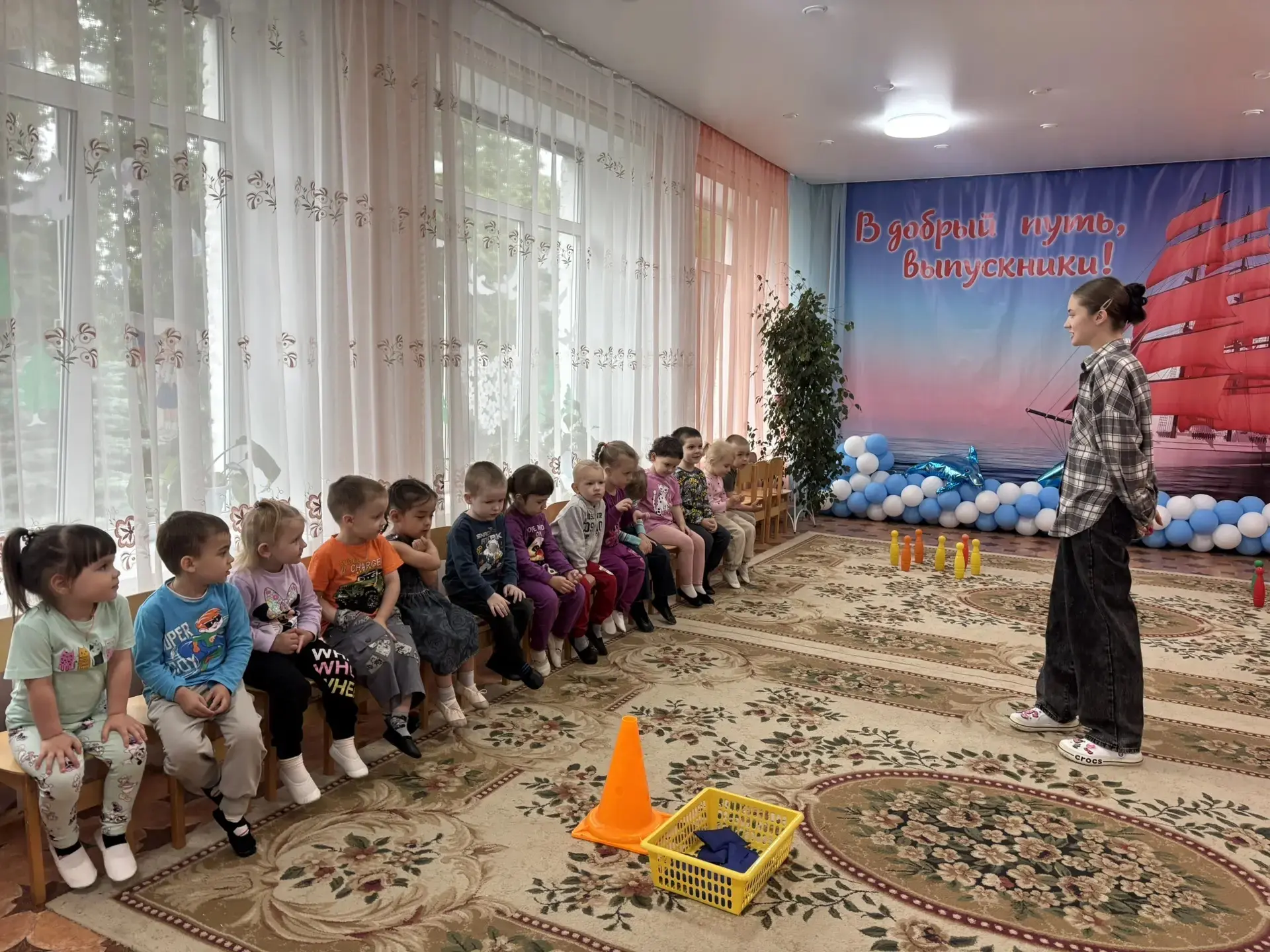 Объединить движение и обучение безопасности действительно отличная идея! 😀
Во 2 младшей группе прош
