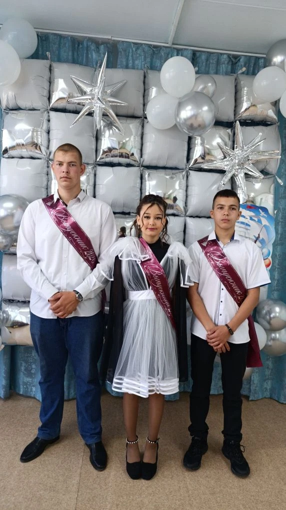 🎓✨ ПОСЛЕДНИЙ ЗВОНОК – 2026

Сегодня наша школа с теплотой и лёгкой грустью провожала выпускников 9 