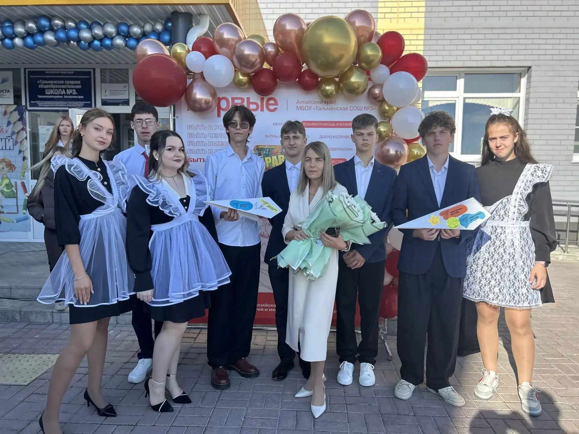«Самолётик будущего»: от выпускников - первоклассникам!