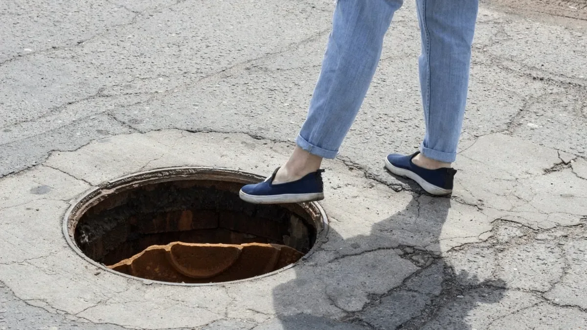 Открытый люк — угроза для каждого. Даже если вы прошли мимо, завтра в него может попаст...