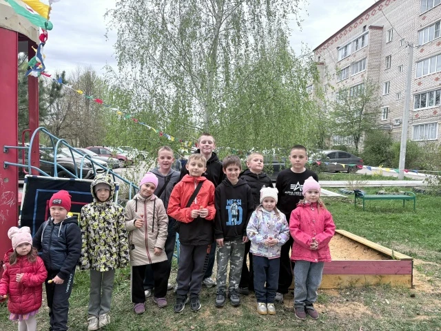 9 мая сотрудники детско-юношеской спортивной школы провели праздник во дворе в п. Белая...