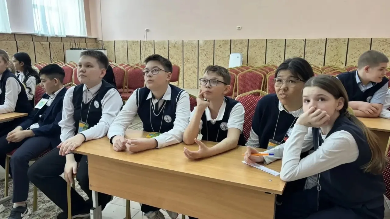 ЧИСТЫЙ МИР, СВЕТЛЫЙ УМ: ШЕСТИКЛАССНИКИ ОТМЕТИЛИ ДЕНЬ ЗЕМЛИ ПОЗНАВАТЕЛЬНОЙ ВИКТОРИНОЙ 🌍🧠✨  В рамках В