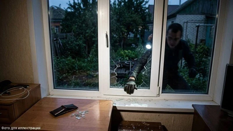 Вор через окно проник в дом к жительнице Новочеркасска, украл телефоны и деньги

Преступником оказал