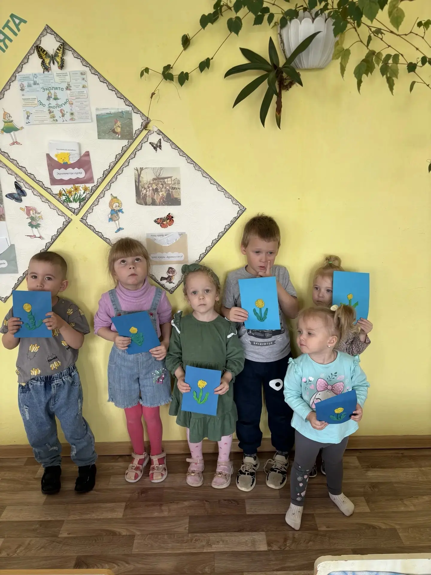 Весной одуванчики покрывают золотистым ковром участок, лужайки и наполняют сердце весен...