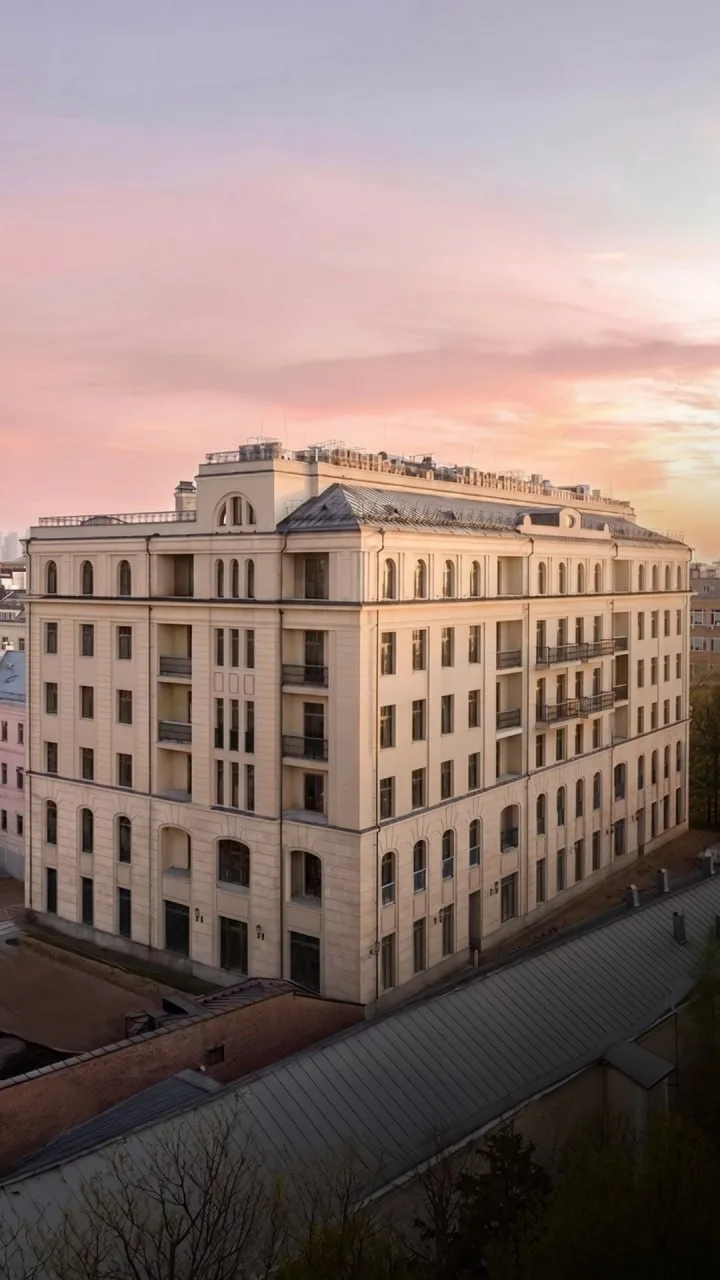 У нас с вами прямо с утра пораньше очередная московская локация отправляется в список желаний, и я с