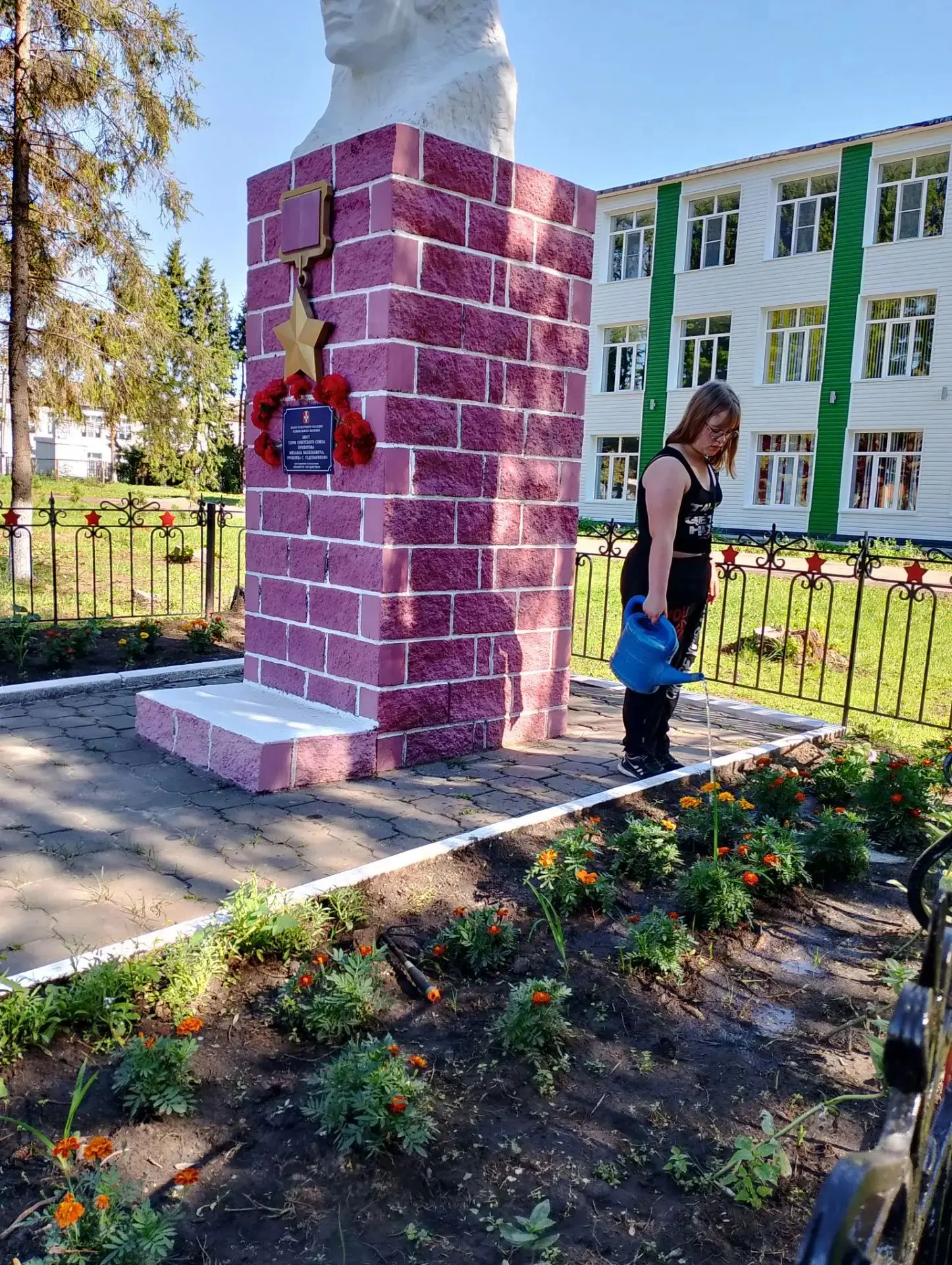 В нашей школе продолжается летняя трудовая практика. Школьники ухаживают за цветами и зелёными насаж