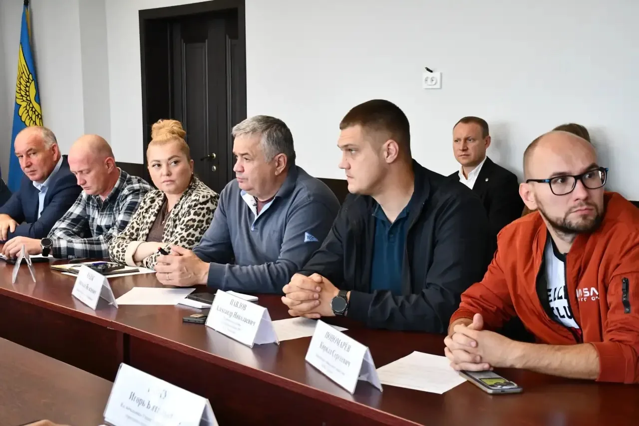Провел еженедельное оперативное совещание