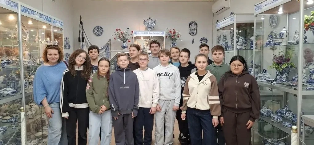 19 апреля ученики 5А, 5Б, 5М, 6А и 6Б классов побывали на  экскурсии "Синь России". Ребята посетили 