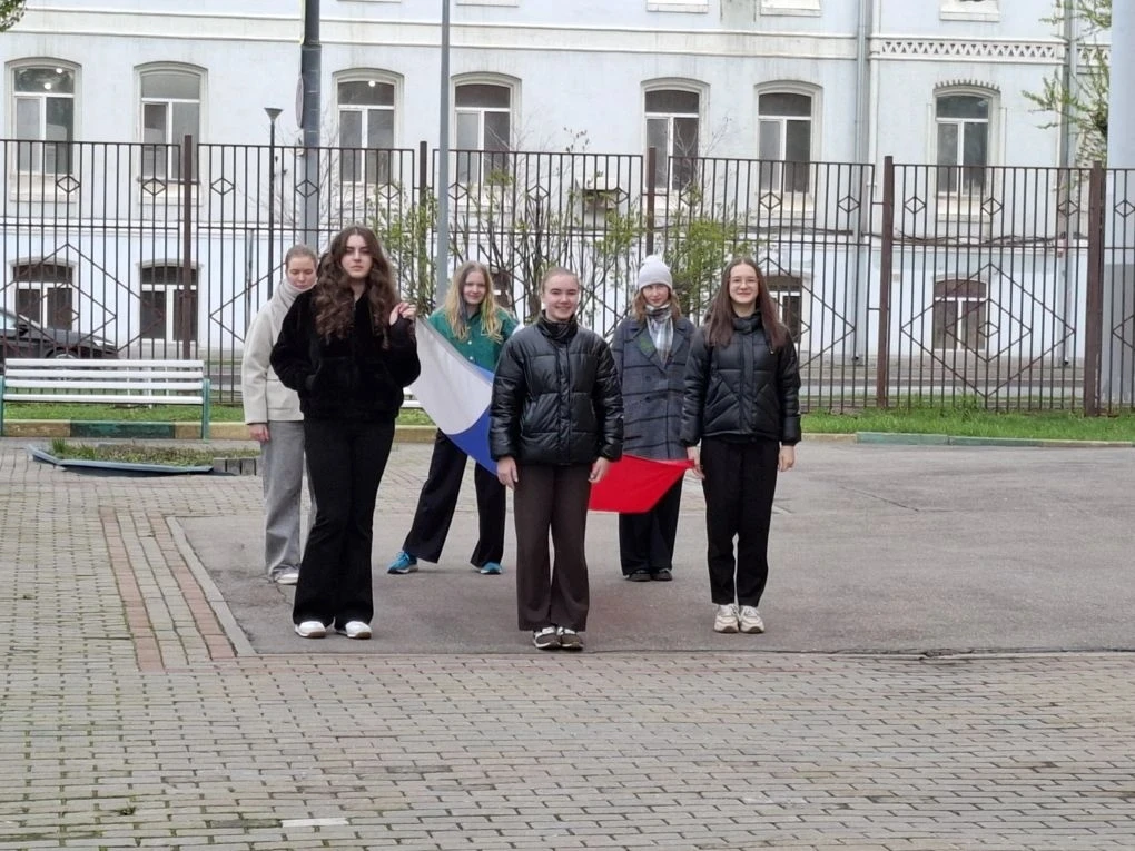 ТРАДИЦИЯ ПОНЕДЕЛЬНИКА  🇷🇺 Учебная неделя в нашей школе стартовала традиционной церемонией поднятия ф