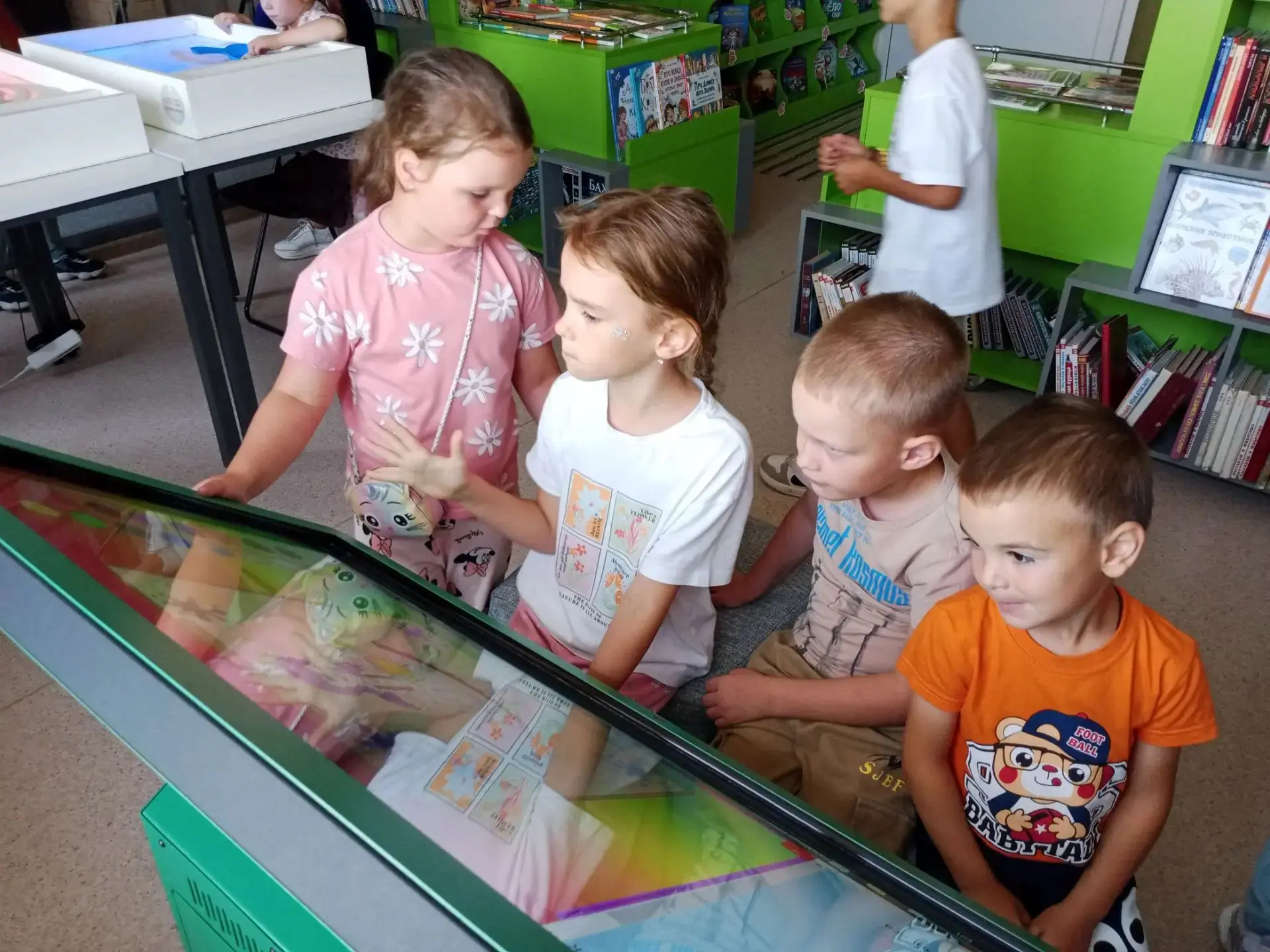 Сегодня воспитанники средней группы посетили библиотеку, где провели увлекательно, позновательно и в