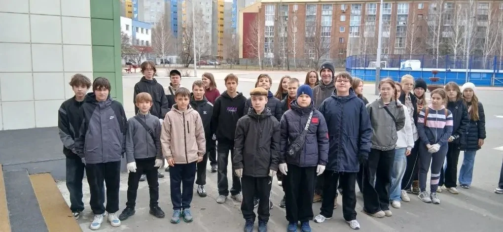 👍 Ученики наводят порядок на территории школы  Накануне ученики нашей школы вместе с учителями вышли