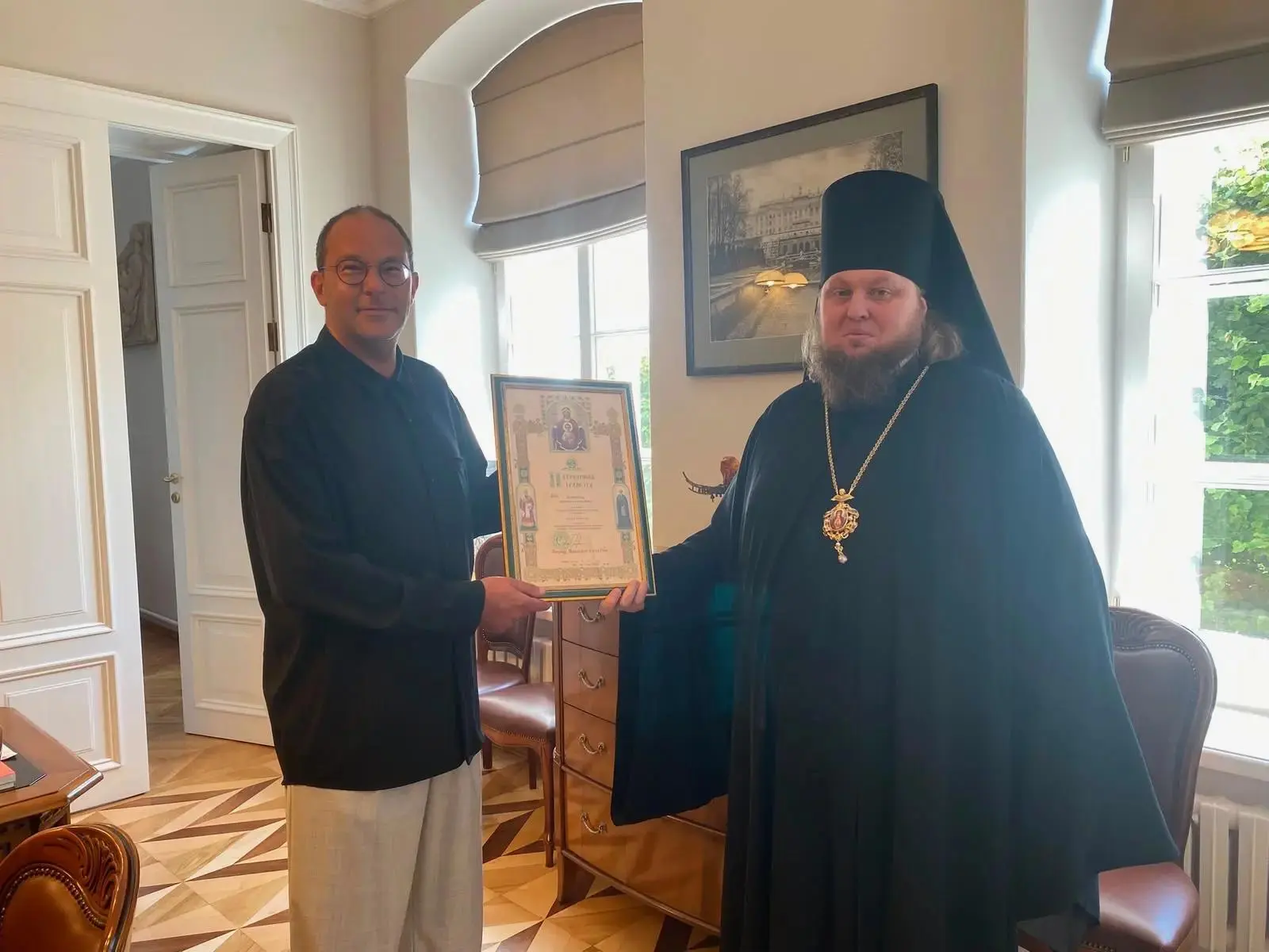 Ректор Академии вручил Патриаршую грамоту директору ГМЗ «Петергоф» Р. В. Коврикову по с...
