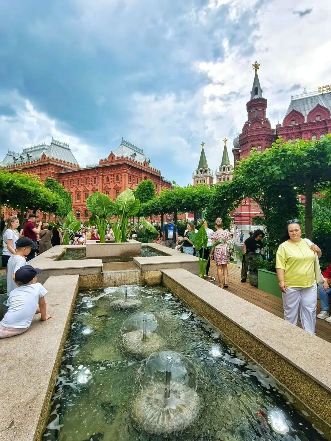 На Манежной площади в Москве сейчас раскинулись настоящие тропики 🌴

Да-да, вы не ослышались! Чтобы