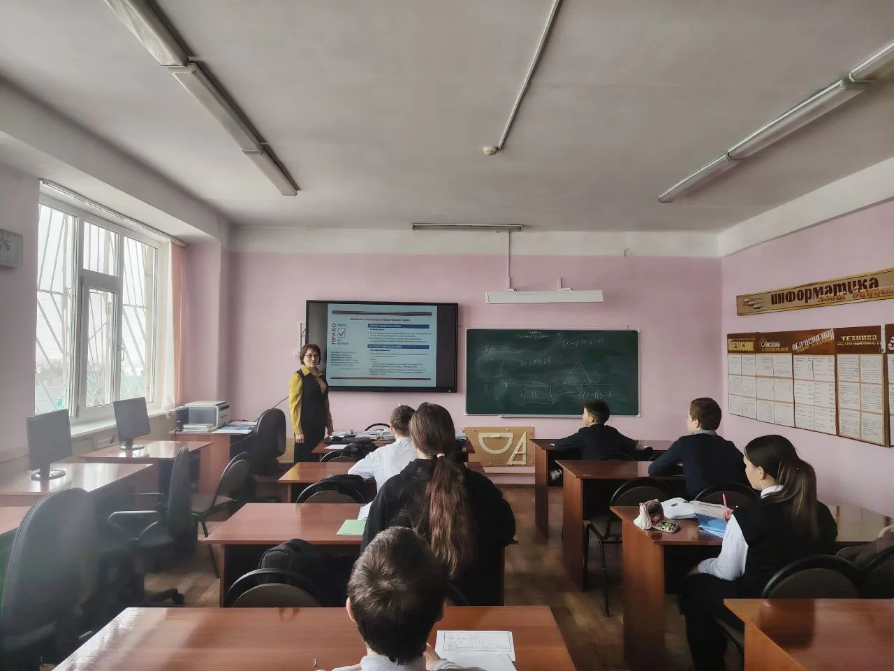 В рамках Недели молодого избирателя для шестиклассников прошел час информации «Твой выб...