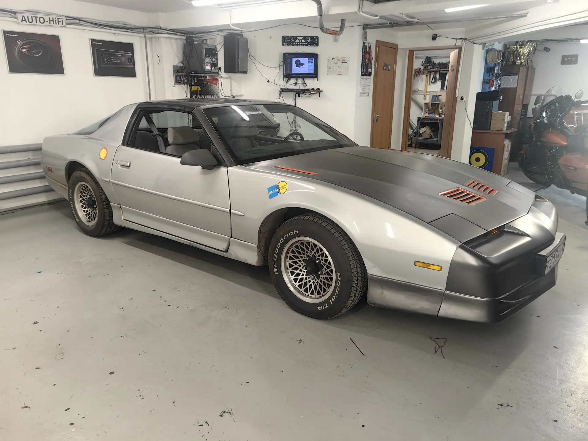 Бодрые двадцаточки Axton ATC200S установили на фронт в Pontiac Firebird. Детальный звук...