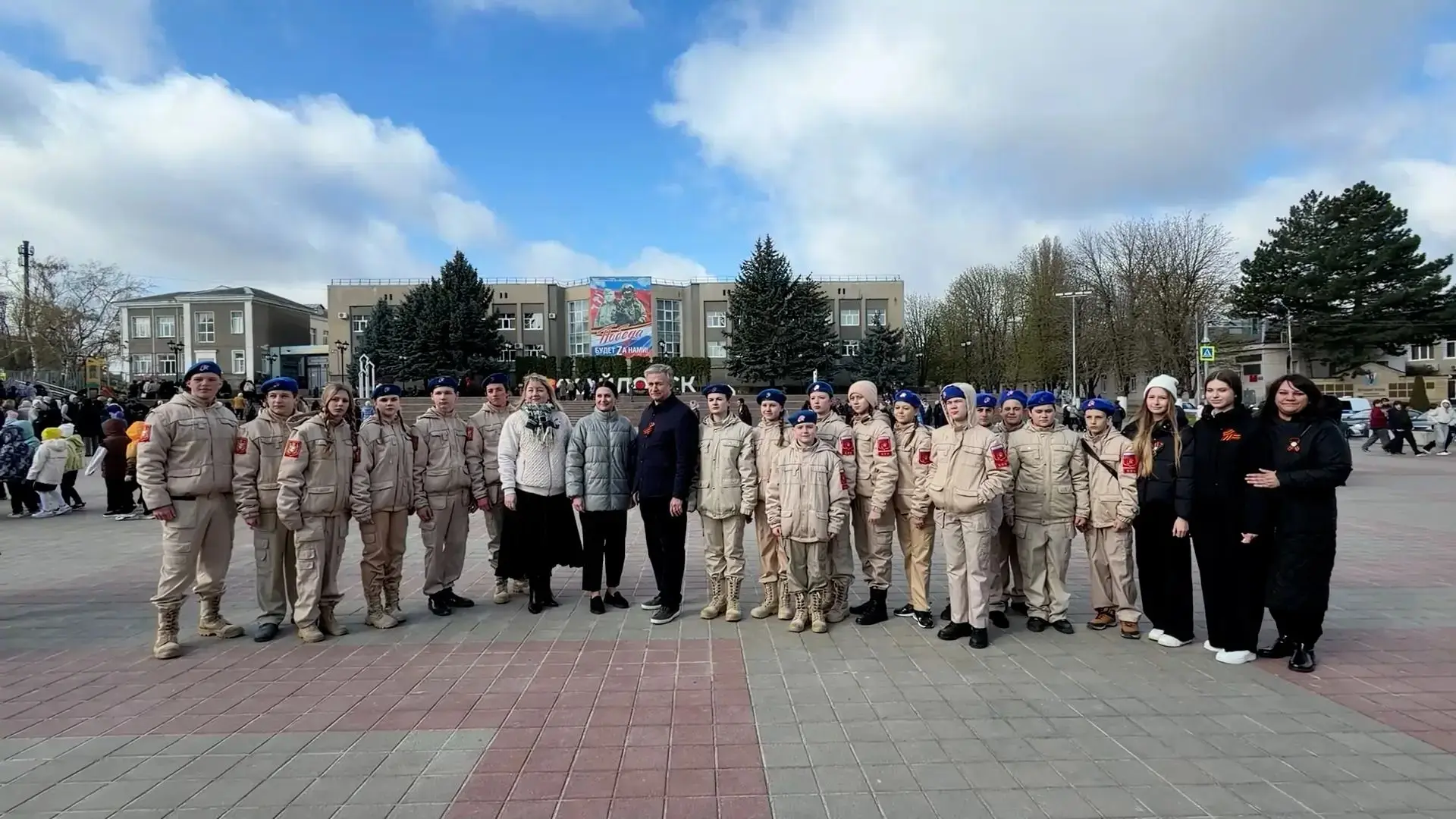 В преддверии великого Дня Победы наша школа присоединилась к Всероссийской акции «Знамя Победы». Это