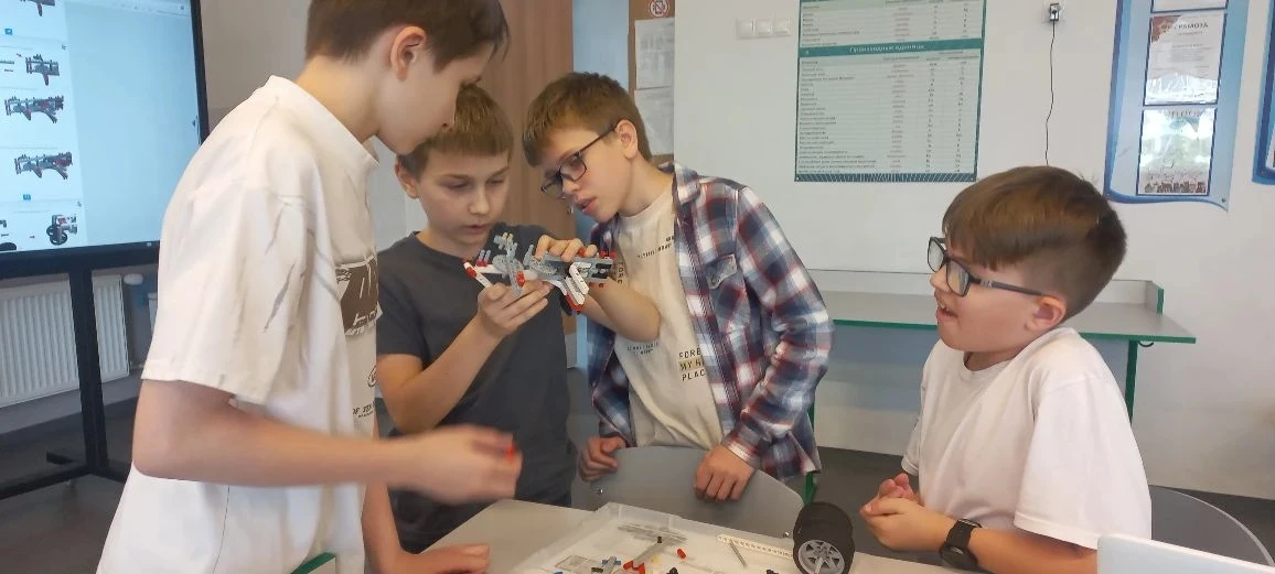 Дневник  #УмныеКаникулы 

🤖⚙️Сегодня в гимназии на  сете «Тайны невидимых сил» ребята познакомились